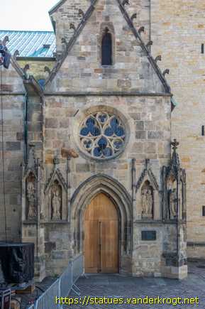 Hildesheim /  Heiligenstatuen an der Dom