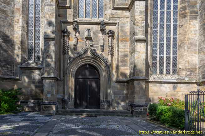 Hildesheim /  Heiligenstatuen an der Lambertikirche
