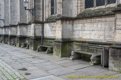 Braunschweig /  Löwenköpfe an der Nordseite des Doms
