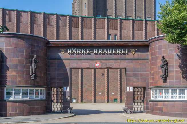 Peine /  Bierfaßträger und Erntehelfer
