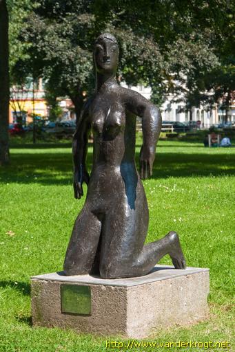 Duisburg /  Kniende Figur