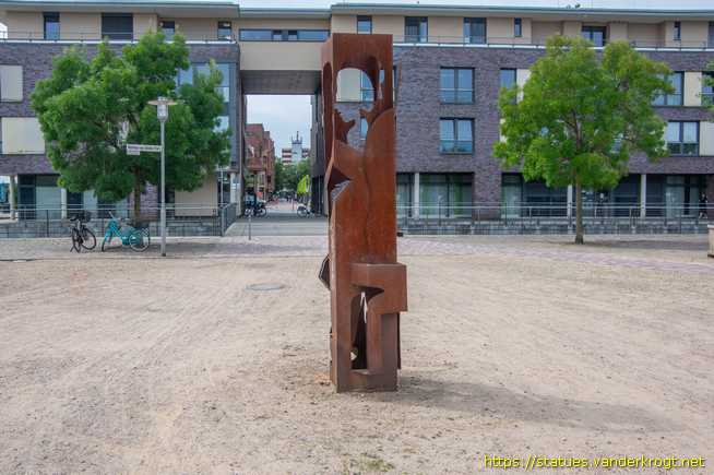 Gronau (Westf.) /  Stahlskulptur einer Pianist