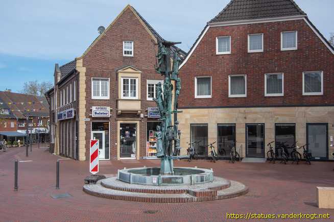 Stadtlohn /  Brunnen mit Figuren aus Stadtlohns Geschichte und Arbeitswelt