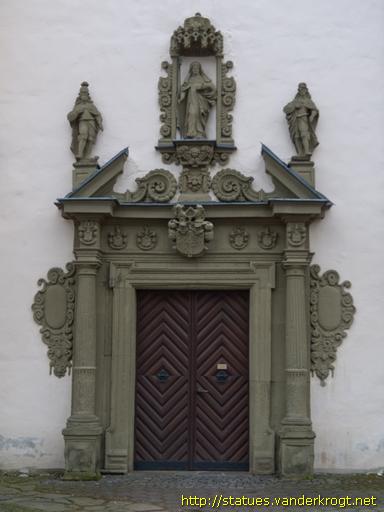 Meschede /  Heiligenstatuen an der Sankt Walburga Kirche