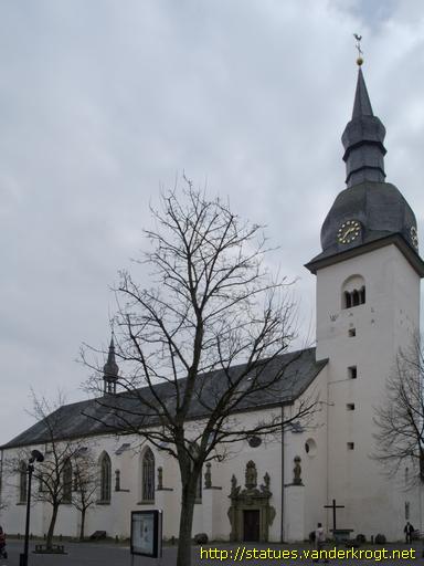 Meschede / Heiligenstatuen an der Sankt Walburga Kirche