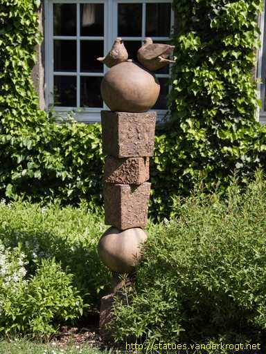 Xanten /  Tauben auf eine Globe