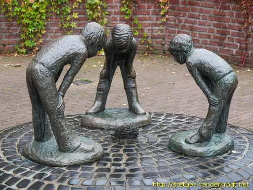 Borken /  Drei Jungen und ein Igel