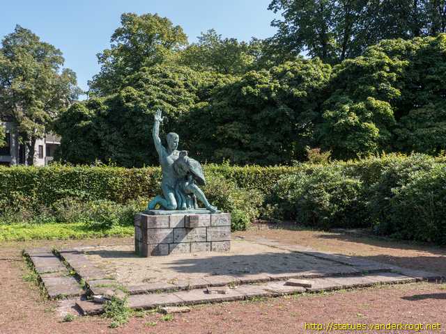 Dorsten /  Kriegerdenkmal - Der nackte Jüngling mit Adler