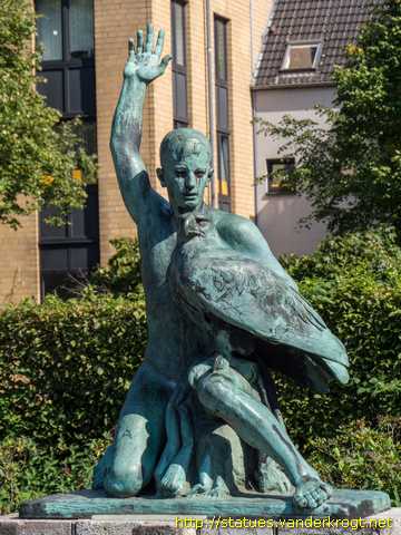 Dorsten /  Kriegerdenkmal - Der nackte Jüngling mit Adler