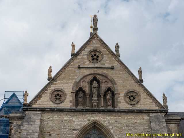 Paderborn /  Heiligenstatuen am Dom