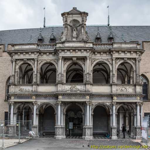 Köln /  Statuen, Reliefs und Porträts an der Rathauslaube