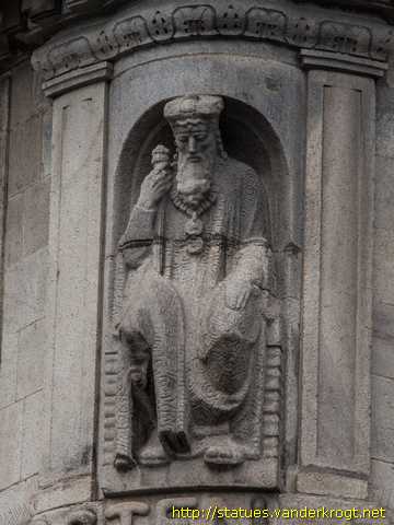Köln /  Ein sitzender Fürst