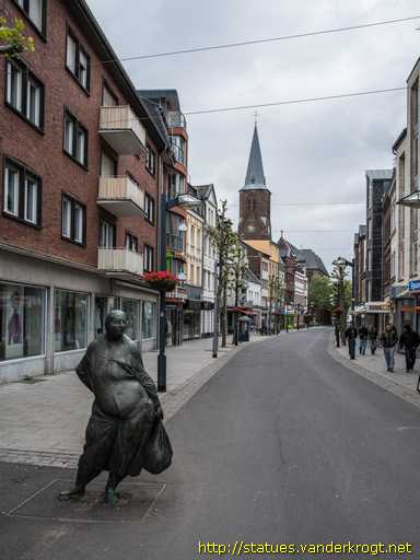 Grevenbroich /  Frau mit Tasche