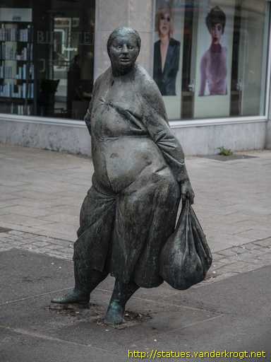 Grevenbroich /  Frau mit Tasche