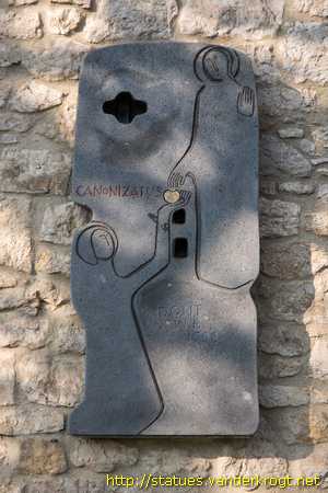 Steinfeld /  Hermann Joseph schenkt Maria einen Äpfel