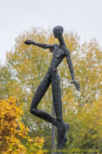 Wipperfürth /  Figur die auf Eimern balanciert