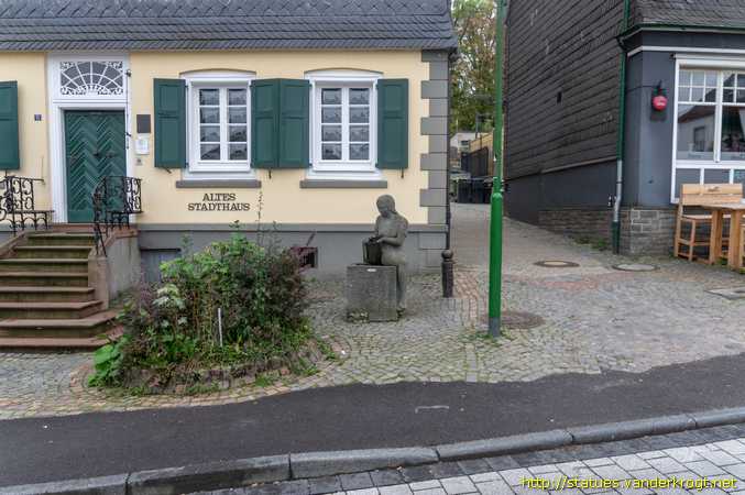 Wipperfürth /  Mädchen mit Eimer