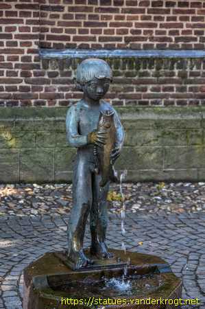Kevelaer / Bub mit Fisch