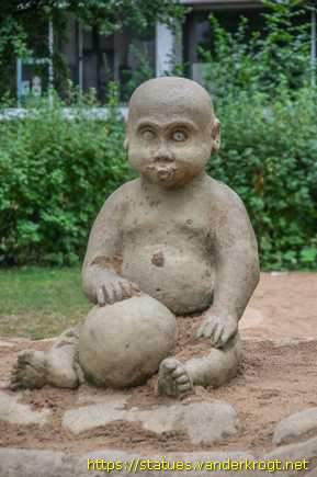 Gladbeck /  Sitzendes Kind