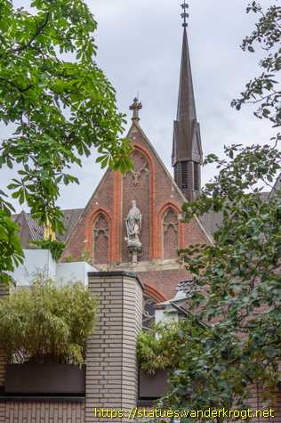 Gladbeck /  Heiligenstatuen an der Lambertikirche