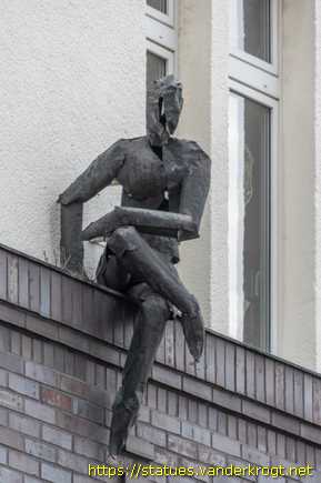 Buer /  Sitzende Figur aus Blech