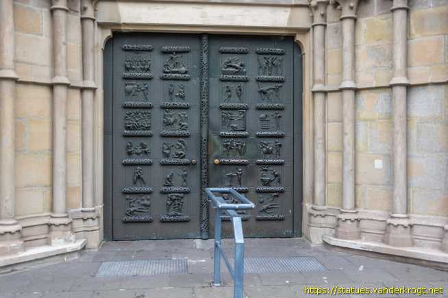 Steele /  Bronzetüren der St.-Laurentius-Kirche