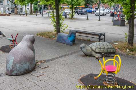 Welper /  Katze, Schildkröte und Hund