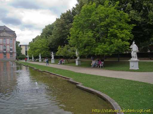Trier /  Barocke Gartenfiguren im Palastgarten