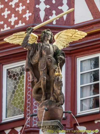 Bernkastel-Kues /  Marktbrunnen mit Michaelsfigur
