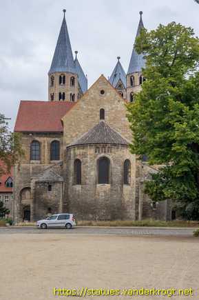 Halberstadt /  Heiligenstatuen an der Liebfrauenkirche