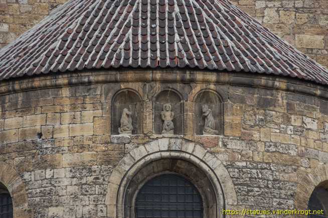 Halberstadt /  Heiligenstatuen an der Liebfrauenkirche