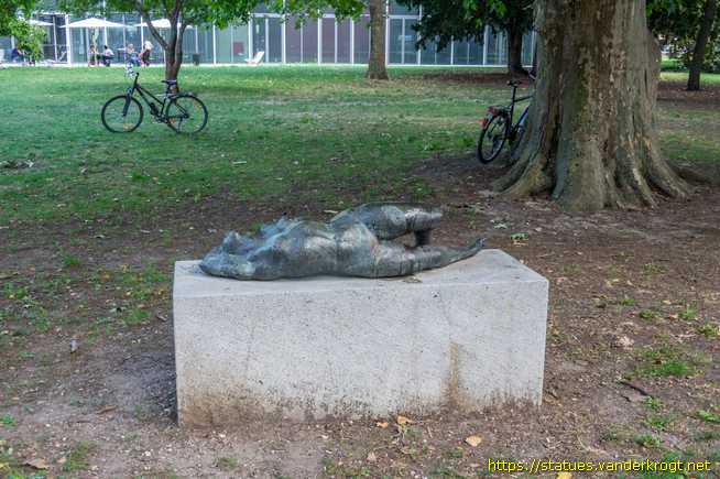 Dessau /  Die Liegende