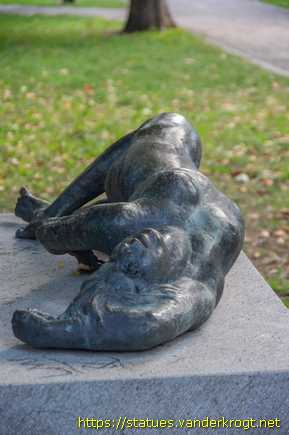Dessau / Die Liegende