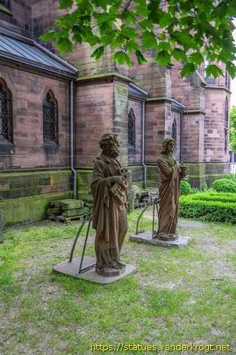Saarbrücken /  Statuen an der Johanneskirche