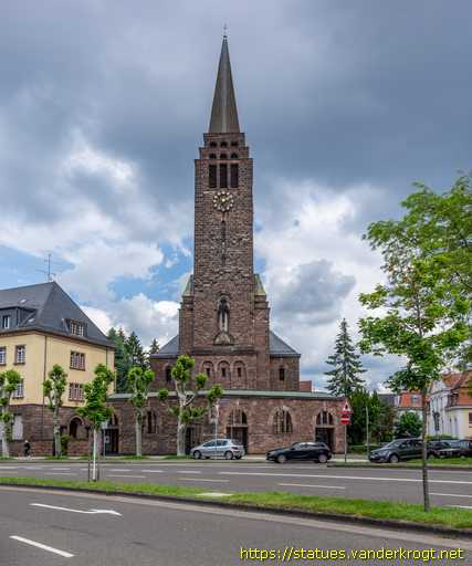 Saarbrücken /  Skulpturen an der Christkönig-Kirche