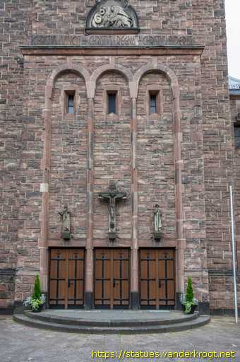 Saarbrücken /  Skulpturen an der Christkönig-Kirche
