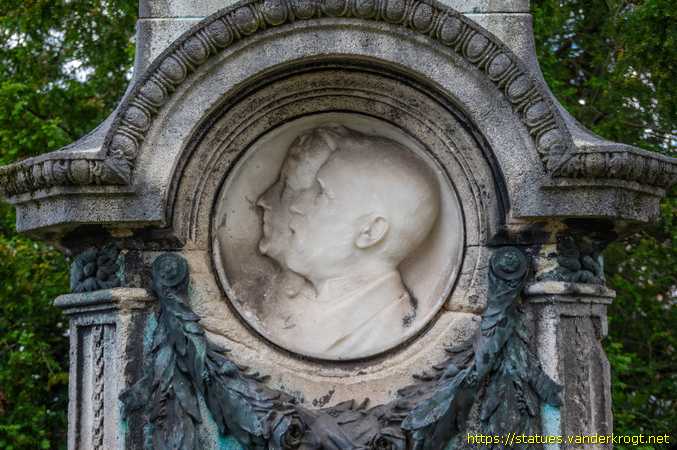 Mettlach /  Denkmal Eugen v. Boch und Octavie geb. Villeroy