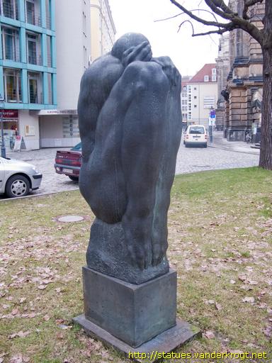Dresden /  Großer trauernder Mann, den Opfern des 13. Februar 1945 gewidmet