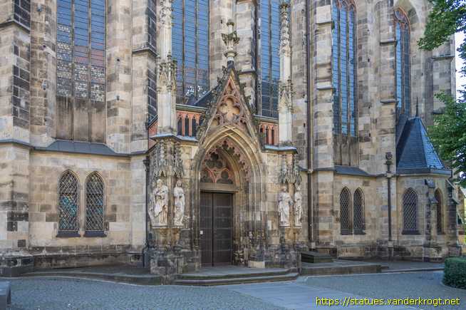 Leipzig /  Statuen am Apostelportal der Thomaskirche