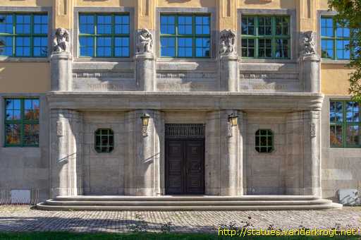 Arnstadt /  Putti mit Hahn, Harp, Hund und Füllhorn