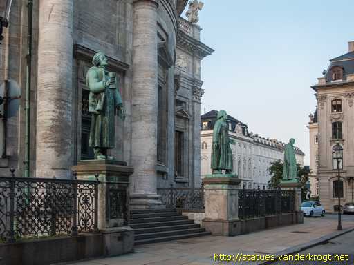 København /  Marmorkirke statuer