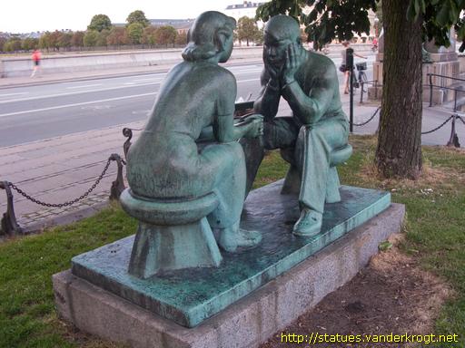 København /  Siddende unge mennesker