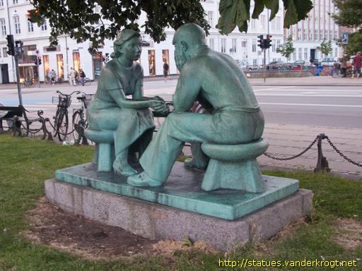 København /  Siddende unge mennesker