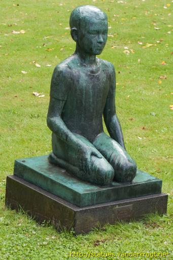 Aabenraa /  Knælende Dreng