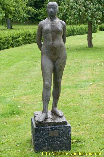 Aabenraa /  Stående kvinde