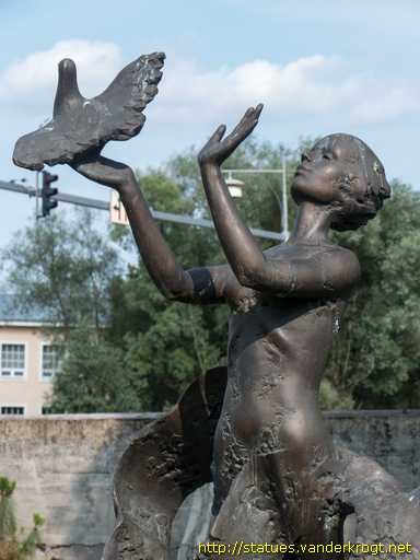 Tartu /  Tüdruk linnuga