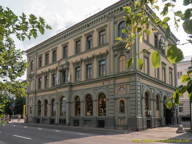 Tartu /  Figuurid fassaadil