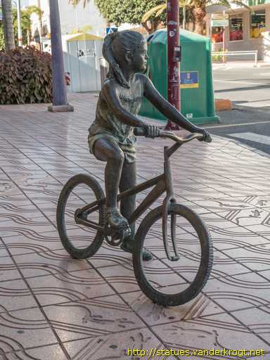 Cruce de Arinaga /  Niña en Bicicleta