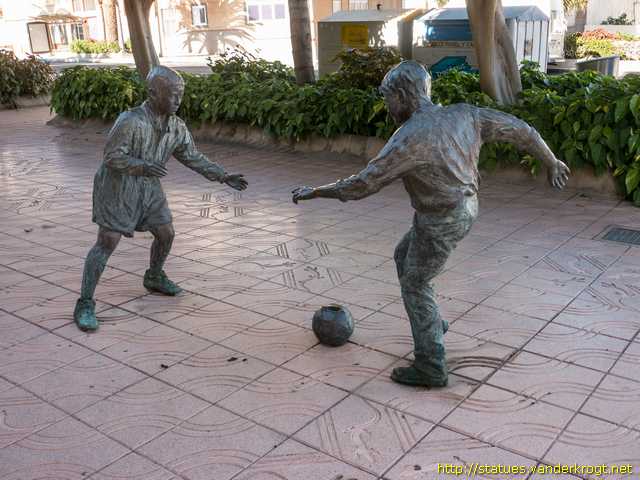 Cruce de Arinaga /  Niños jugando al Futbol