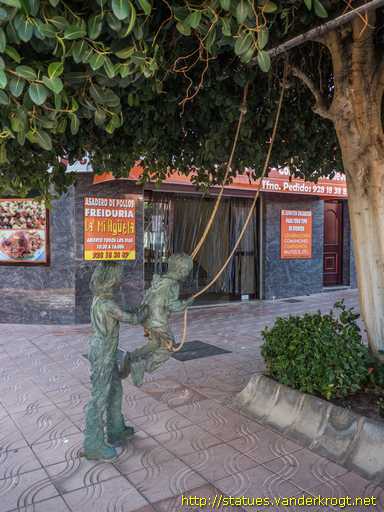 Cruce de Arinaga /  Niños en el columpio